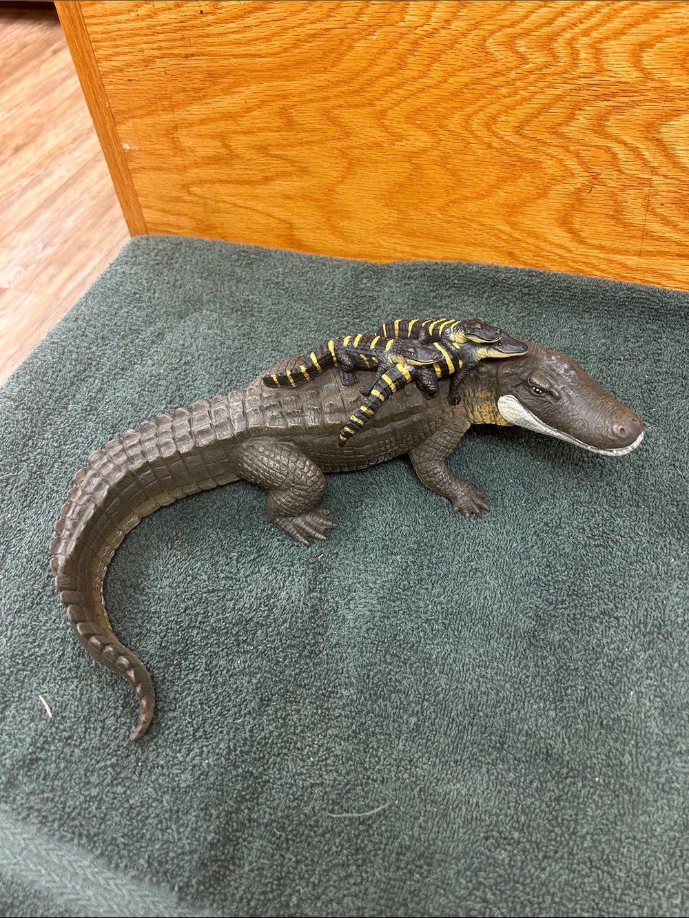 Brown Alligator Habitat soft plastic toy with Yellow-Striped Baby Accent 2004